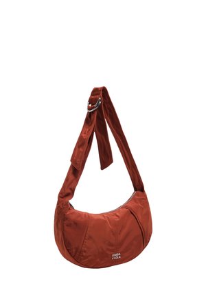 Torba na ramię w kształcie półksiężyca w kolorze rdzy z regulowanym paskiem i zamkiem błyskawicznym, z logo "BIMBA Y LOLA" na przodzie.