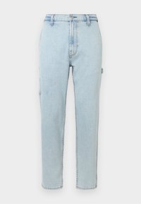 Pantalones de mezclilla de un azul claro con una cintura alta, diseño de pierna recta y acentos de bolsillos laterales. Presenta costuras visibles y un cierre de botón clásico.