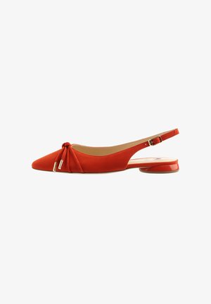 Escarpin slingback en daim rouge avec bout pointu, détail de nœud à l'avant, et talon bas brillant. Bride de cheville ajustable incluse.
