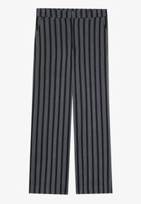 Pantaloni largi negri cu dungi verticale albe. Au talie elastică și buzunare laterale pentru funcționalitate.