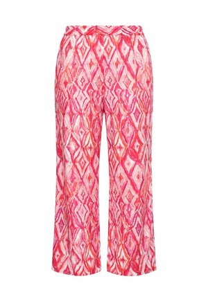 Kalhoty s širokými nohavicemi a elastickým pasem, zdobené abstraktním vzorem diamantů v růžové a oranžové barvě na lehké tkanině.