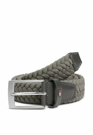 Ceinture tressée grise avec une boucle en métal argenté et des accents en cuir noir. Le motif texturé sur toute la ceinture ajoute de la dimension.