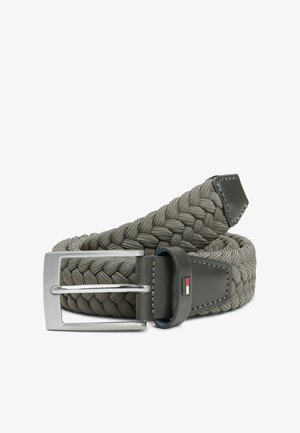 Ceinture tressée grise avec une boucle en métal argenté et des accents en cuir noir. Le motif texturé sur toute la ceinture ajoute de la dimension.