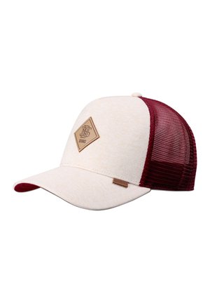 Beige und weinrote Trucker-Kappe mit Netzrücken, diamantförmigem Logo-Patch mit der Aufschrift „DJINNS“ vorne und kleinem Etikett am Schirm.