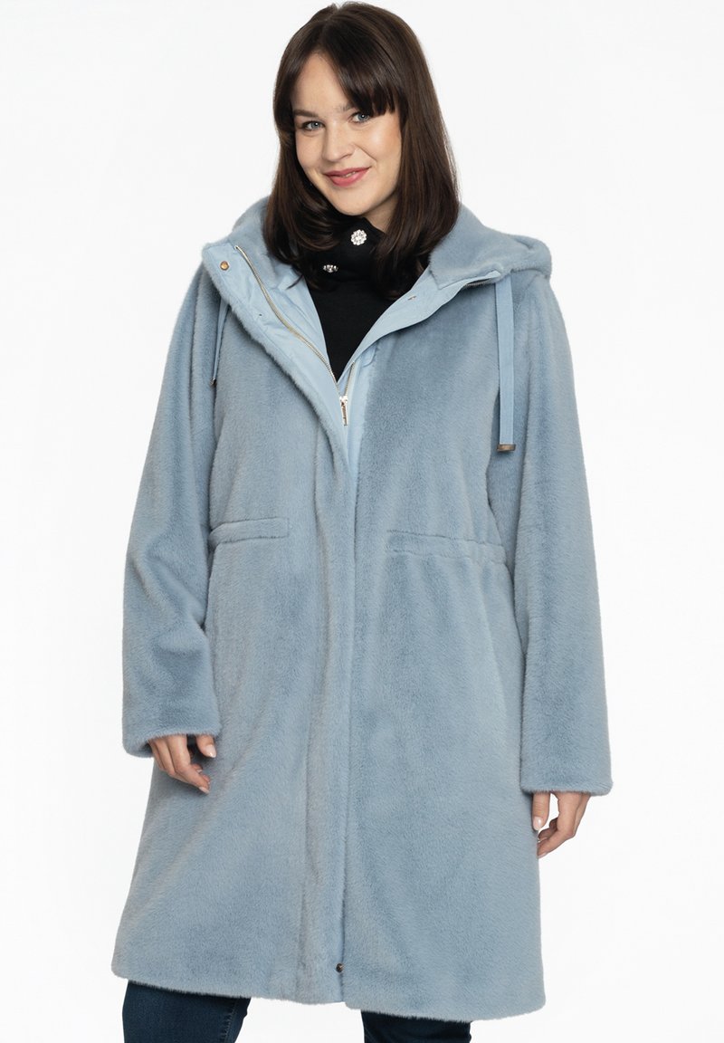 Lichtblauwe fleece jas met een capuchon, een rits aan de voorkant, twee zijzakken en een zachte textuur, met een ontspannen pasvorm en lange mouwen.