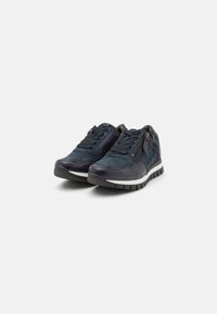 Sneakers blu navy con un mix di camoscio e pelle. Caratterizzati da una suola bianca, lacci classici e una zip laterale per una facile indossabilità.