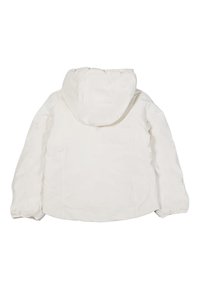 Giacca bianca resistente all'acqua con cappuccio, polsini elasticizzati e una texture liscia. Presenta un design pulito e minimalista senza hardware visibile.
