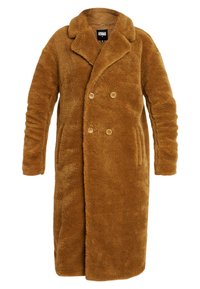 Brun faux fur frakke med dobbeltbrystet design, skrå krave og to forlommer. Har gyldne knapper og tekstureret overflade.