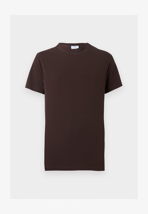 Tavaline tumepruun lühikeste varrukatega ümara kaelusega T-särk, kitsas lõige ja väike valge silt krae sees.