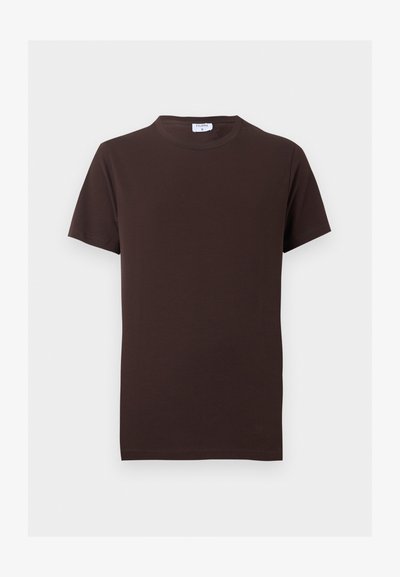 Απλό σκούρο καφέ κοντομάνικο μπλουζάκι με στρογγυλή λαιμόκοψη, εφαρμοστή γραμμή και μικρή λευκή ετικέτα μέσα στον γιακά.