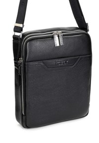 Borsa a tracolla nera in pelle con una texture granulosa. Presenta chiusure con zip argentate, tracolla regolabile e un logo del marchio sulla parte anteriore.