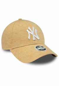 Gelber Baseballcap mit gebogenem Schirm, versehen mit einem gestickten weißen NY-Logo, einem strukturierten Stoff und einem runden Markenschild an der Seite.