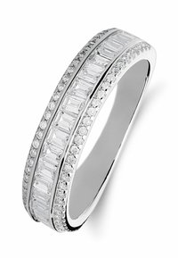 Zilveren ring met rechthoekige en rond geslepen zirconia-stenen die zijn gezet in een kanaalontwerp, gepolijste afwerking, met een gladde binnenband.