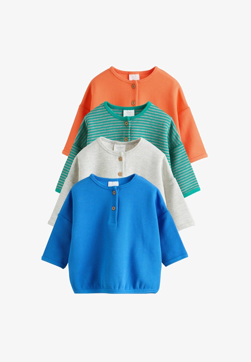 Quatre hauts à manches longues pour tout-petits en bleu, gris clair, rayé vert et orange, chacun avec un col rond et trois boutons en bois.