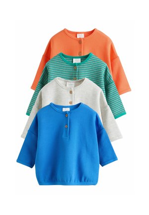 Quattro magliette a maniche lunghe: arancione, a righe turchesi, grigia e blu. Realizzate in cotone, presentano scollature rotonde e dettagli con bottoni sul davanti.