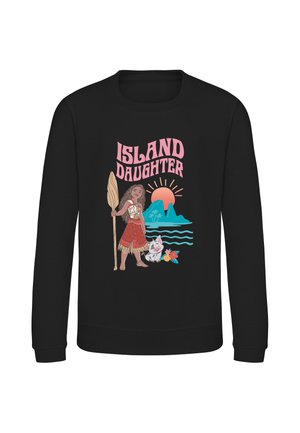 Sort sweatshirt med en grafik af en pige, der holder en padle, står med en gris, en solnedgang, ø og teksten "Island Daughter."