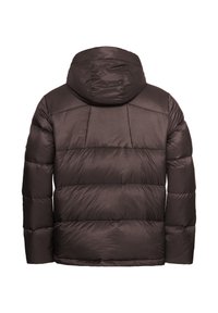 Giacca piumino marrone con cappuccio, caratterizzata da un design a trapunta e una texture liscia e lucida. La vista posteriore mette in evidenza i dettagli delle cuciture e delle rifiniture.