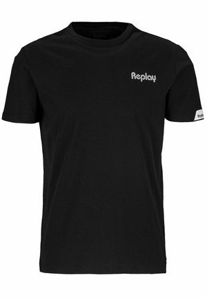 T-shirt noir à manches courtes avec un logo blanc "Replay" sur la poitrine gauche et une petite étiquette sur la manche droite.