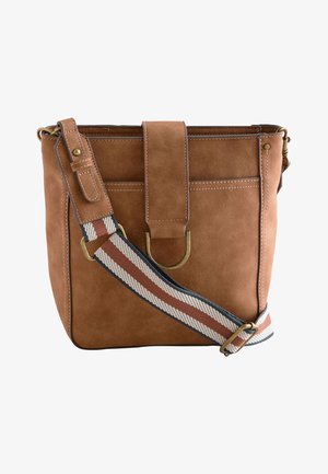 Barna bőrből készült oldaltáska csíkos szövetpánttal, elülső fedéllel és sárgaréz D-karikával.