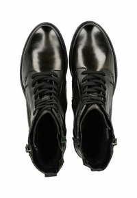 Botas de tobillo de cuero negro que presentan un acabado suave, puntera redonda, cordones en la parte frontal y cremalleras laterales, con un forro interior texturizado.