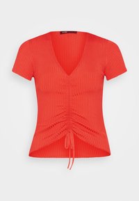 Top corto a maniche corte di colore rosso con scollatura a V e dettagli arricciati sul davanti. Presenta dei lacci sul fondo per una vestibilità regolabile.