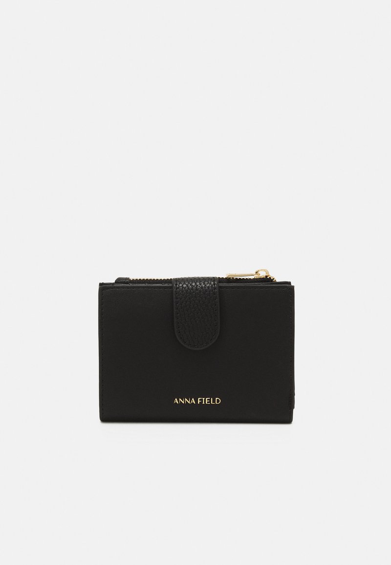 Portofel negru din piele netedă, cu un capac texturat, logo auriu și închidere cu fermoar. Design compact, rectangular, cu hardware minim.