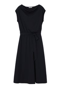 Robe noire en tissu doux, dotée d'un col bénitier, de manches courtes et d'une ceinture nouée à l'avant, avec une jupe fluide.