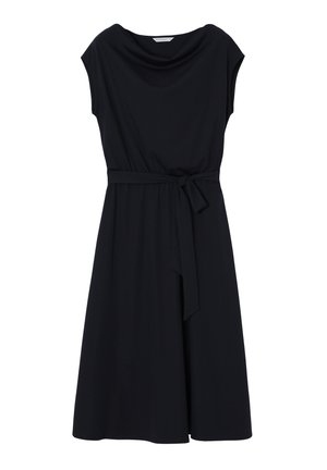 Mustast pehmest kangast kleit, millel on kaelaosast allapool langev krae, lühikesed varrukad ja ees nööriga vöötatud vöökoht ning voolav seelik.