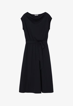 Sort kjole lavet af blødt stof med en kappehals, korte ærmer og et bælte i taljen, der bindes foran, med et flydende skørt.