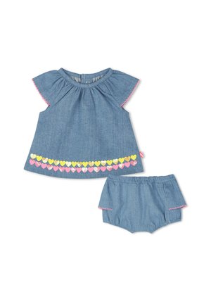 Denim twee-delig set met een kortom mouwtop met ruches aan de mouwen en een hartjespatroon aan de onderkant, gecombineerd met bijpassende bloomer shorts, beide in lichtblauw.
