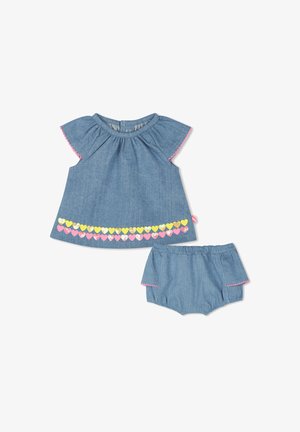 Completo in denim composto da una maglietta a maniche corte con maniche a volant e orlo a cuori, abbinato a pantaloni corti coordinati, entrambi in azzurro chiaro.