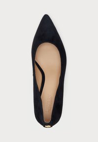 Črne suede škornje z oglatim prstom, ki imajo sleek silhueto, izrezane strani in zlato-tonski naglas na zadnjem peti. Gladko notranje obloženo.