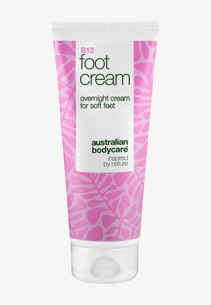 Rosa tube med Australian Bodycare B12 fotkrem, merket som nattkrem for myke føtter med naturinspirert design.
