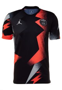 Svart Paris Saint-Germain sportströja med röda och grå blixtmönster, Jordan-logotyp och klubbens emblem på bröstet.