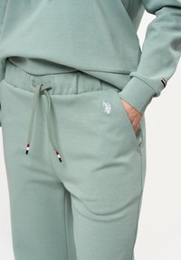 U.S. Polo Assn. GITA  - Treniņtērpa apakšdaļas - green milliue