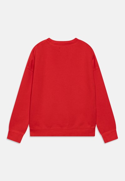 Punane dressipluus pika varrukaga, ümmarguse kaelusega ja soonikservadega. Seljal on sile, tekstuuriga PINNAR, ilma logode või mustriteta.