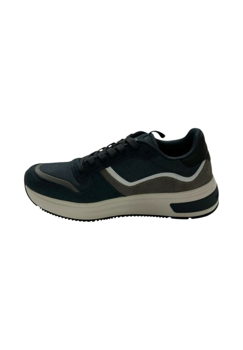 Sneaker con tomaia in rete scura, dettagli in suede e una striscia bianca. Presenta una suola più spessa e ammortizzata color crema con un motivo di trazione nera.