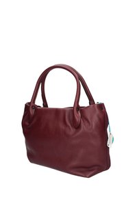 Borsa in pelle di un profondo bordeaux con una finitura testurizzata. Caratterizzata da manici arrotondati e una chiusura con zip con un'etichetta di accento blu.