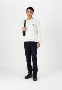 Tommy Hilfiger GRAPHIC CREW - Jumper - ivory petal