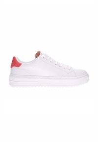 Sneaker bianco con tomaia in pelle liscia, accento rosa sul tallone e area dei lacci testurizzata. Presenta una suola spessa bianca con bordo seghettato.