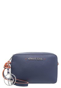 Námořnická modrá syntetická crossbody taška se stříbrným logem, oranžovými akcenty a kulatým přívěskem. Obdélníkový tvar s hladkou texturou.