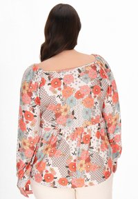 Blomstret bluse med et udvalg af mønstre i orange, pink og blå, med lange puffærmer og scoop neck-design.