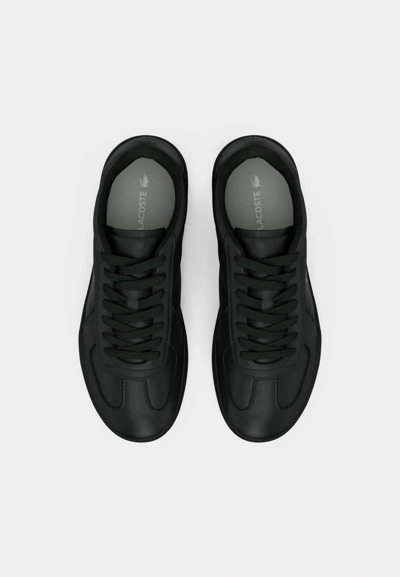 Svarta sneakers med en slät läderovandel, rund tå, snörningsdesign och texturerade detaljer. Inre foder visar varumärkets logotyp.