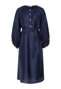 Robe midi bleu marine avec manches longues bouffantes, encolure froncée, boutonnière devant et ceinture en tissu nouée à la taille.