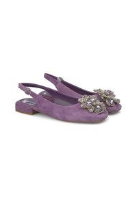 Ballerine slingback in suede viola, con punta quadrata e decorazioni floreali impreziosite da gemme trasparenti e viola. Tacco basso a blocco.