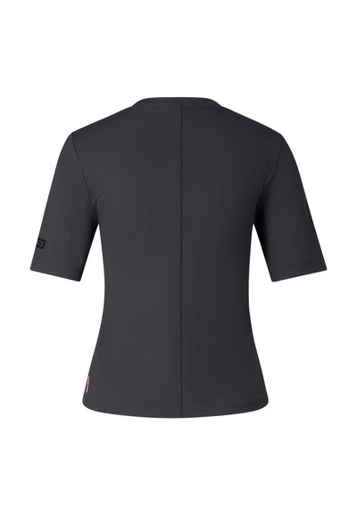 Sort kortærmet top med ribstrik, en central søm på ryggen og en lille logo-patch på venstre ærme.