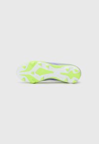 Suola di scarpa da football con un bianco e un vivace verde, featuring punte di trazione pronunciate e un design a motivi per migliorare la presa.