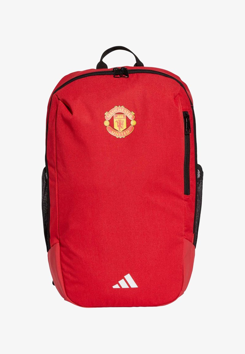 Piros hátizsák Manchester United logóval, fekete hálós oldalzsebekkel és fehér Adidas csíkokkal az alján. Tartós anyag, cipzáras záródás.