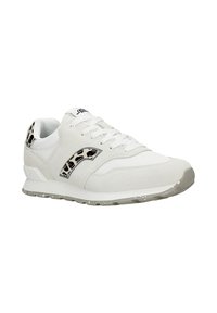 Bílé sneaker boty s kombinací semišu a síťoviny, s leopardským potiskem na patě a šedou, strukturovanou gumovou podešví.