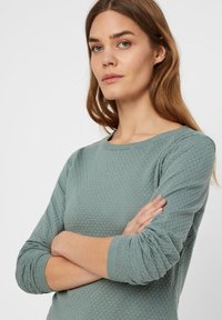 Vero Moda VMCARE STRUCTURE O-NECK - Camisola - chinois green